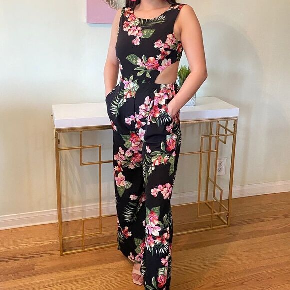 "Floral Cut-Out Wide-Leg Jumpsuit - Perfect for Any Occasion - Picture 1 of 5